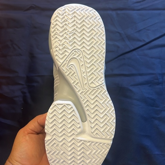 Lebron James Witness VII in grey and white - Picture 4 of 8